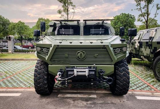 चीन बुलेटप्रूफ कस्टम ऑफ रोड मिलिट्री व्हीकल 6x6 300hp युद्धक्षेत्र उपकरण की रक्षा करता है